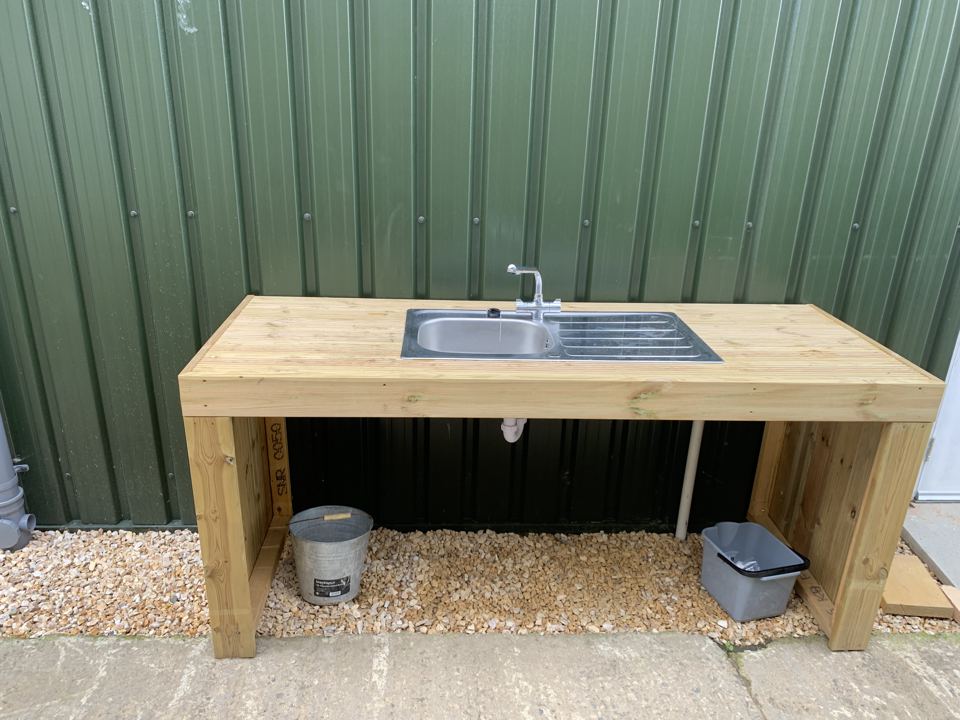 Outdoor washing-up sink