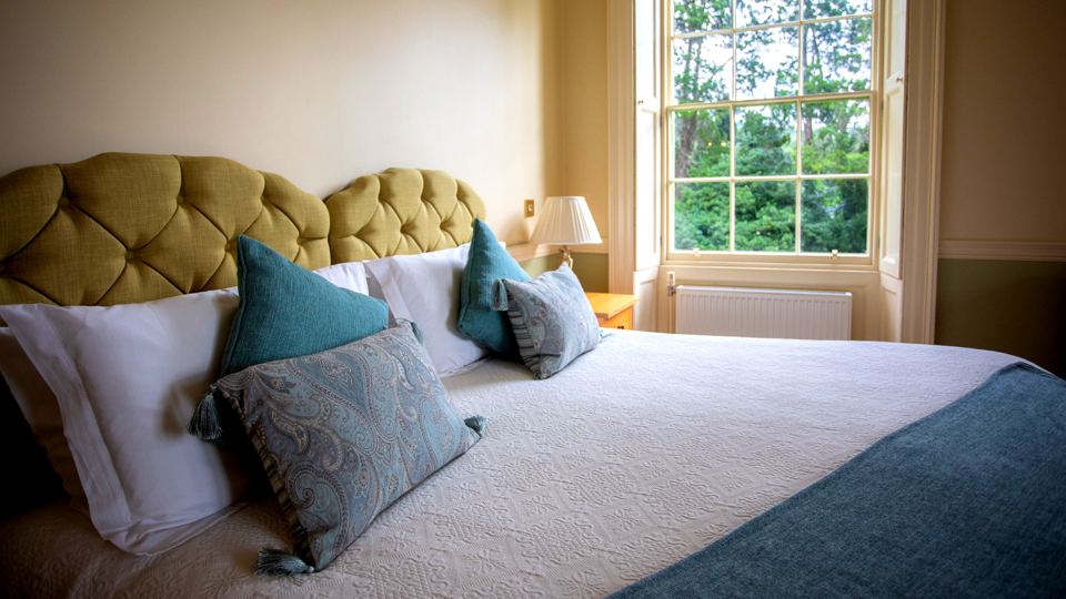Double bedroom with garden view