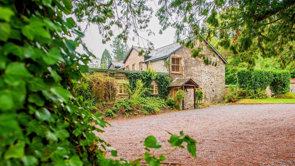 Stone cottage beside the lane