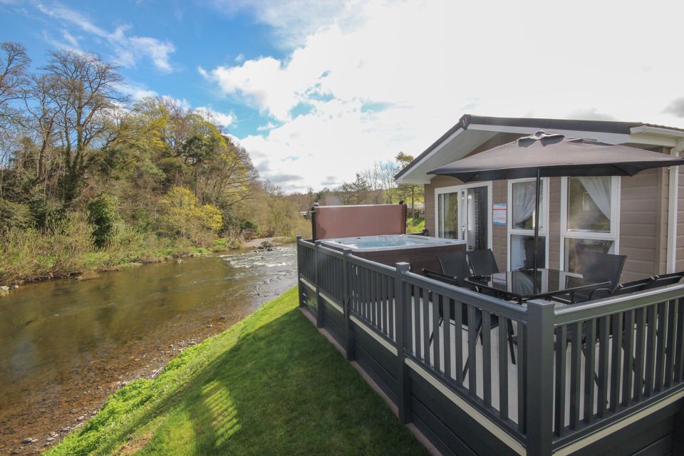 Lodge and hot tub by the river