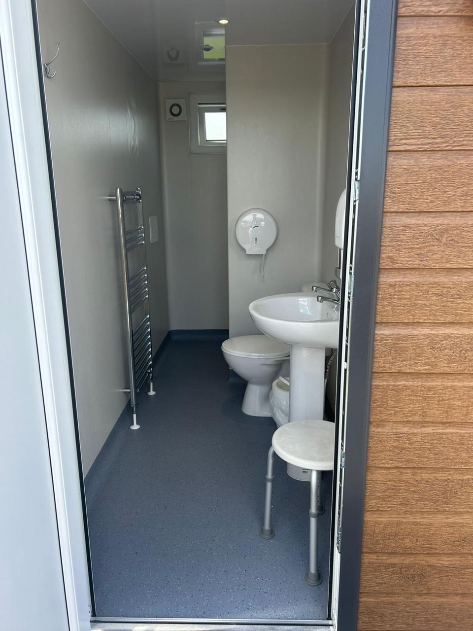 Toilet cubicle