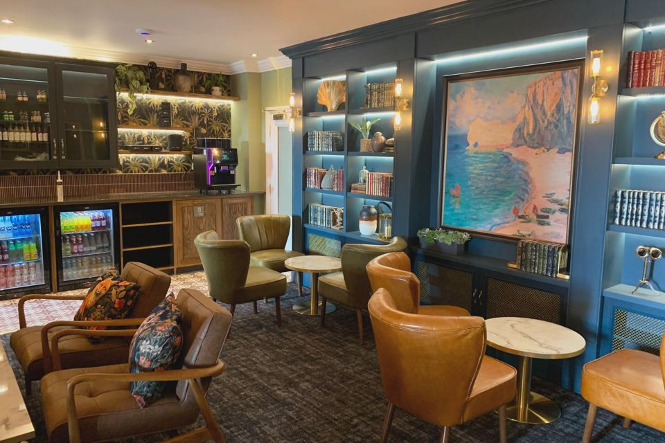 Bar and reading corner