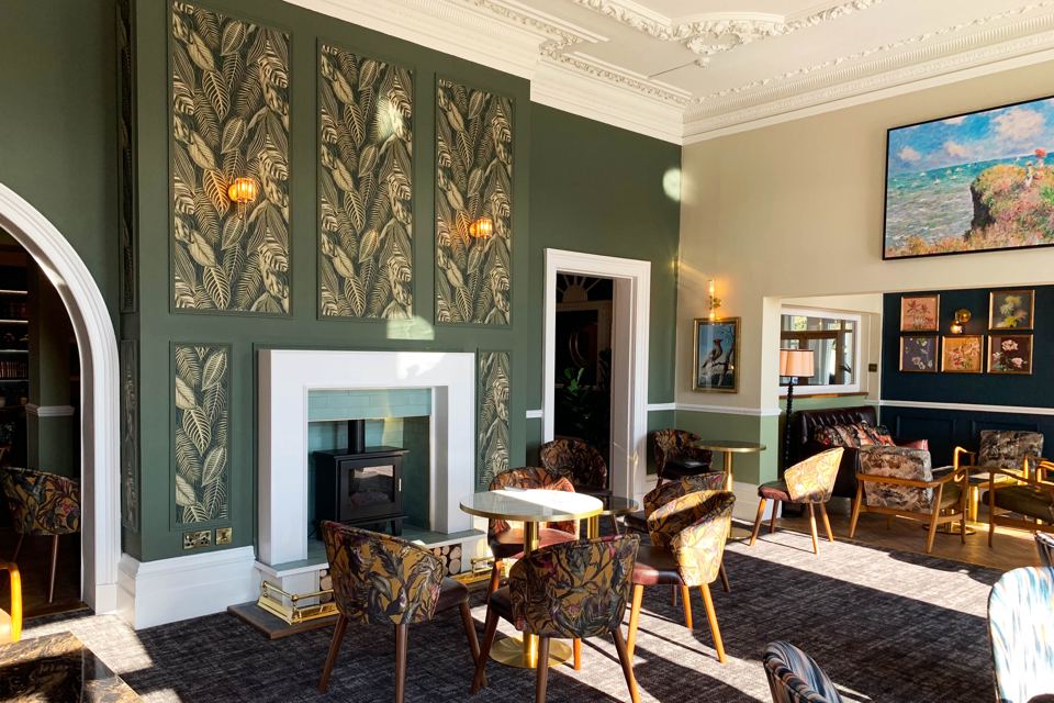 Lounge with fireplace