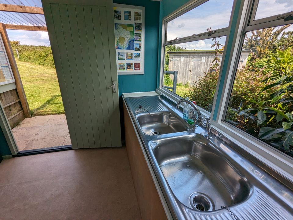 Washing-up room with sinks
