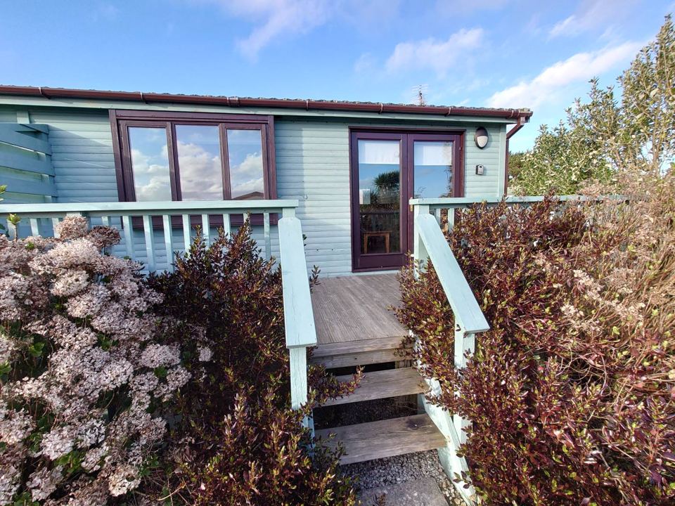 Cabin with pink flowers