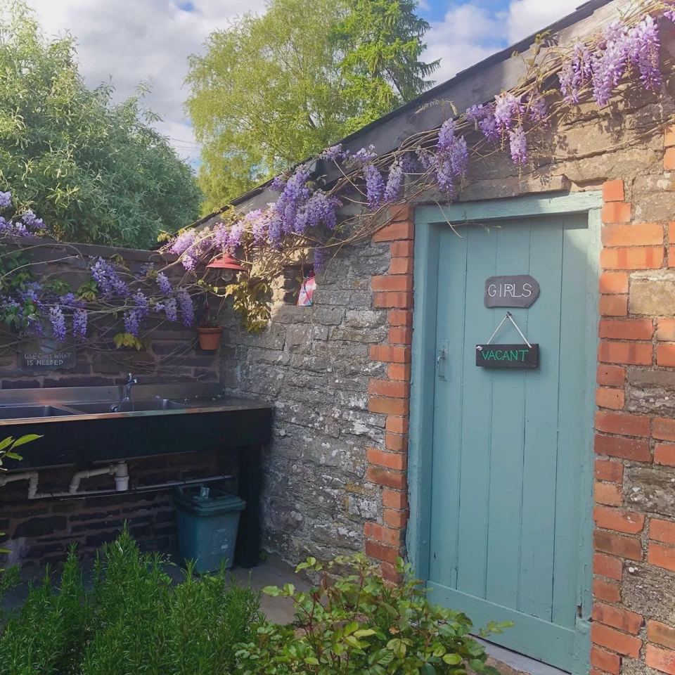 Toilet block and washing-up sinks