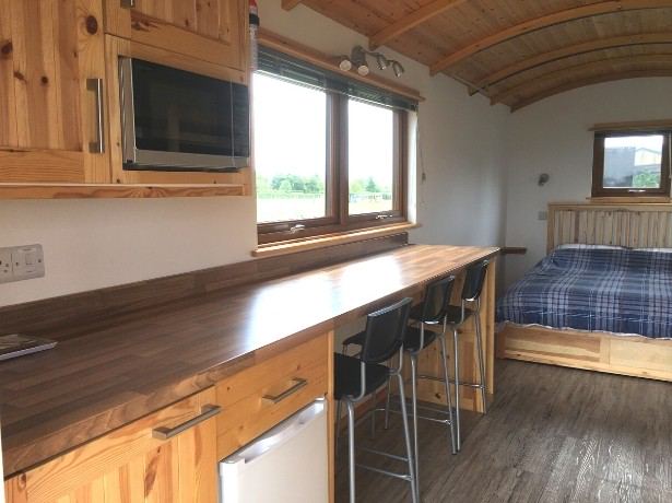 Hut kitchen and breakfast bar