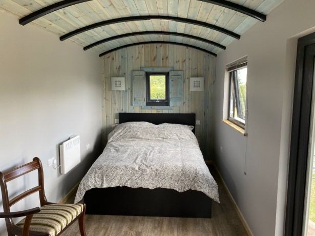 Hut double bed