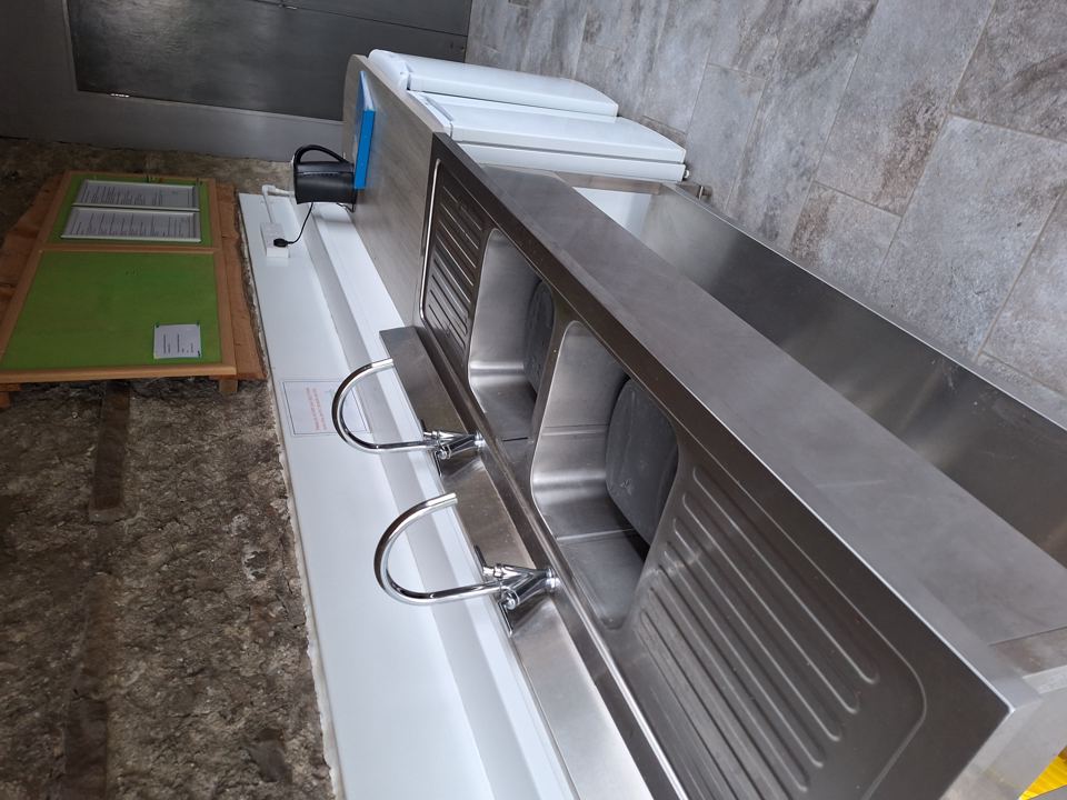 Stainless steel washing-up sinks