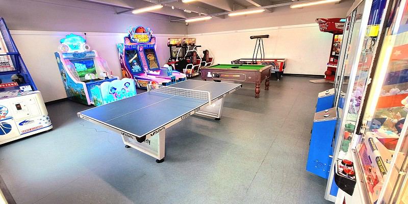 Games room with pool and table tennis