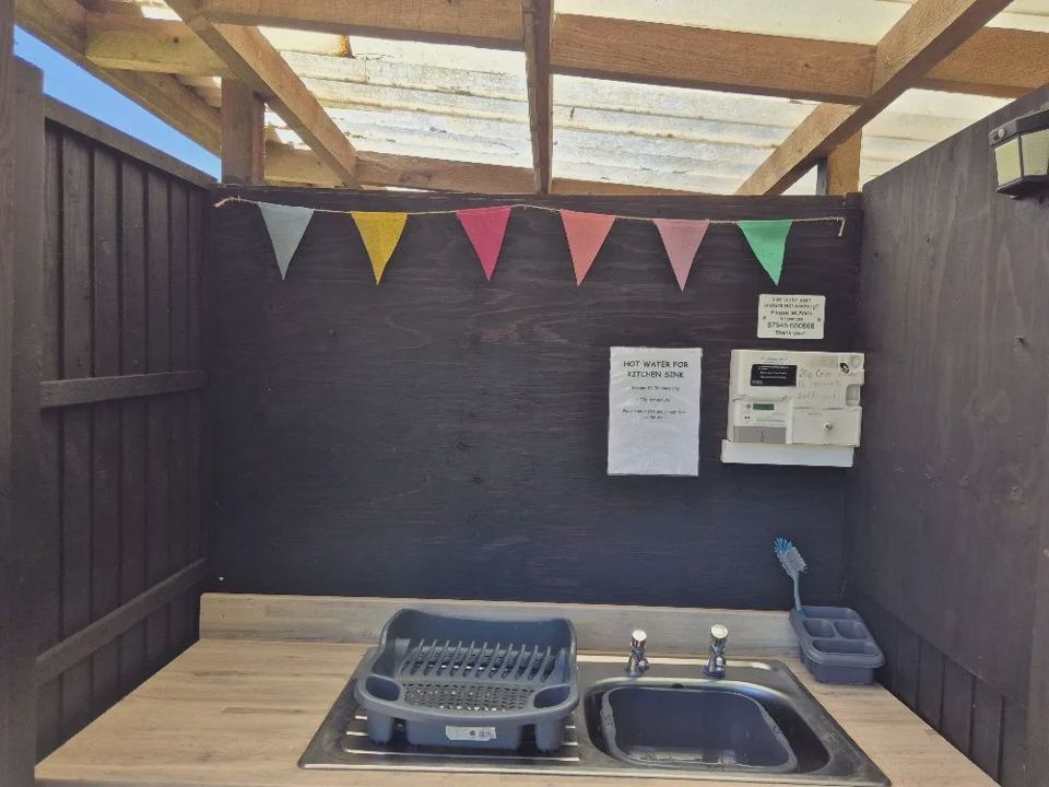 Washing-up sink under the bunting