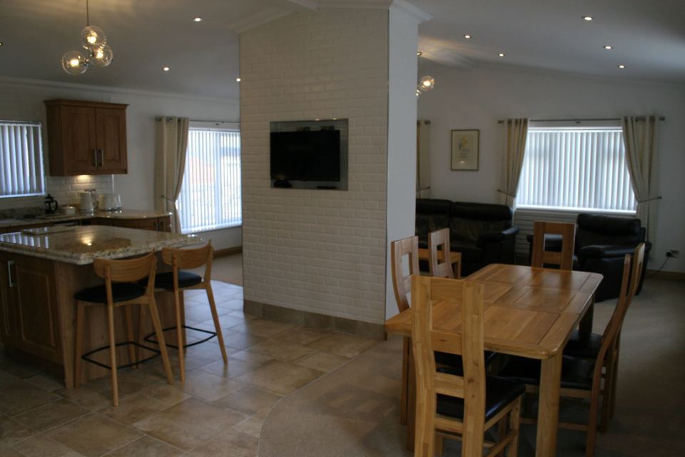 Open-plan kitchen and dining in a lodge