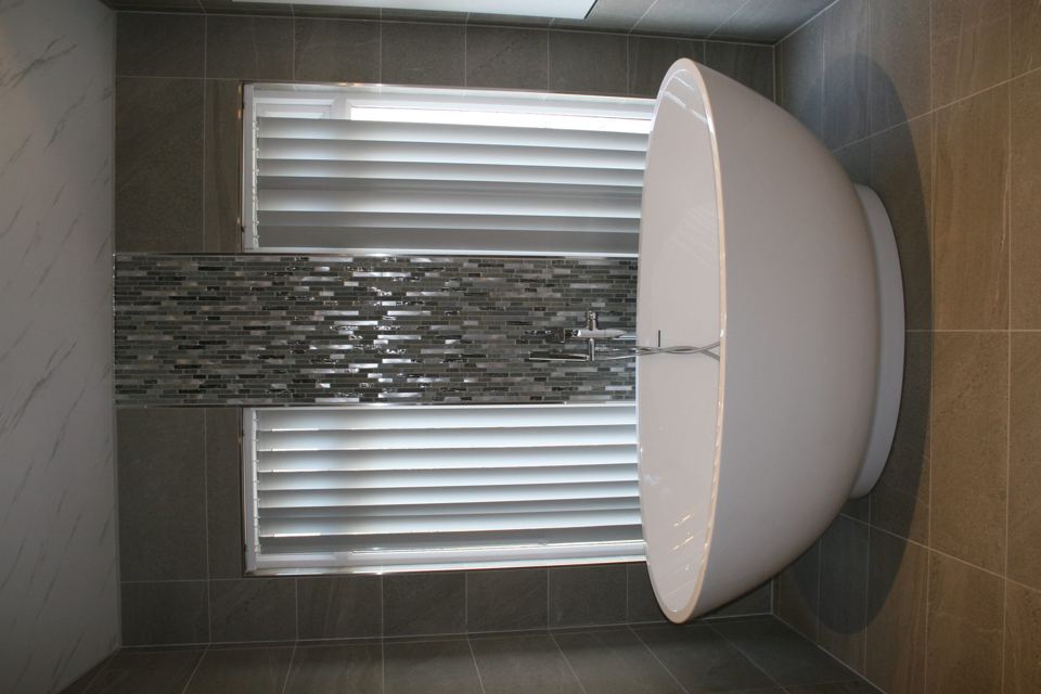Freestanding bath in a lodge