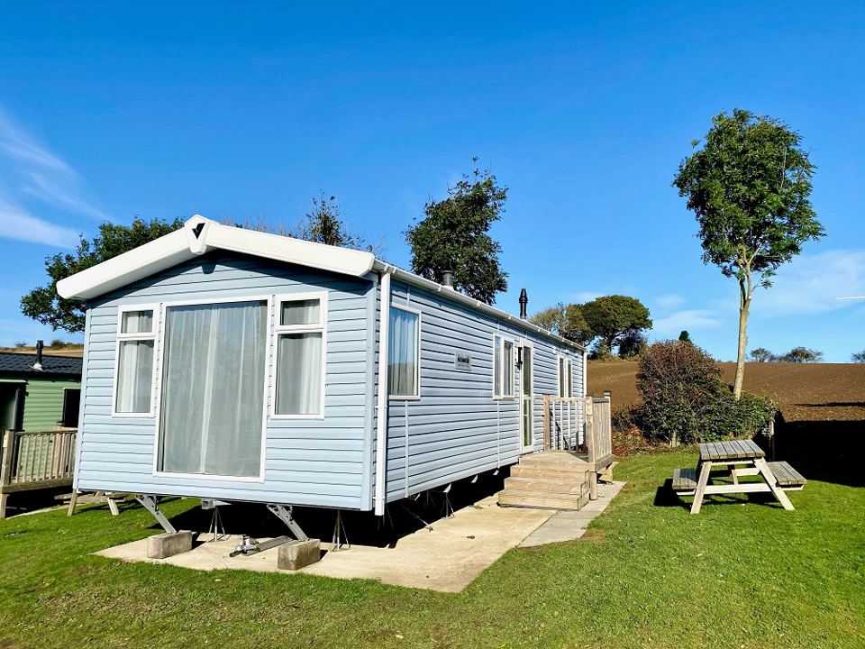 Holiday home with picnic bench