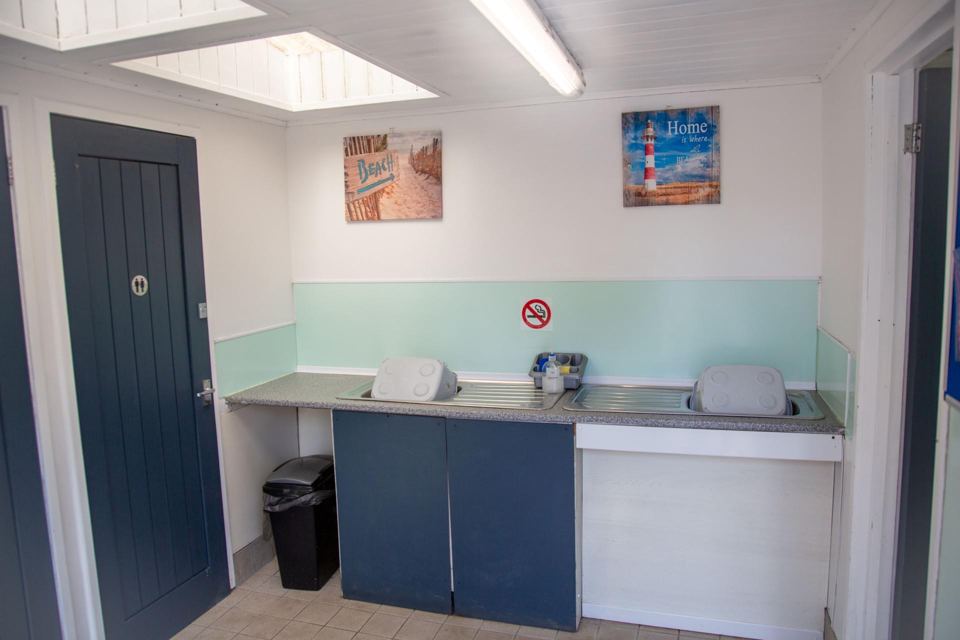 Washing-up room with sinks