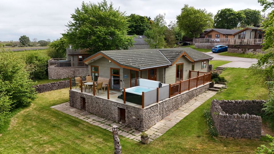 Lodge with hot tub on the patio