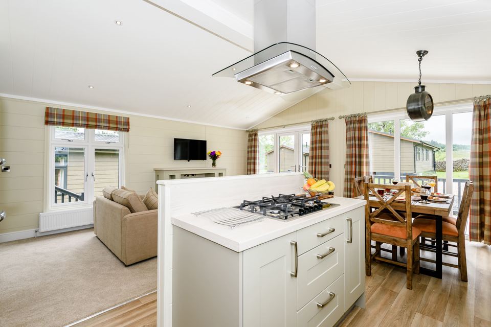 Lodge kitchen and dining area