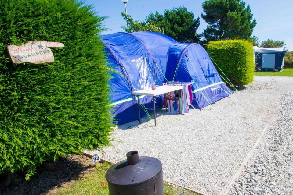Tent by the hedge with table