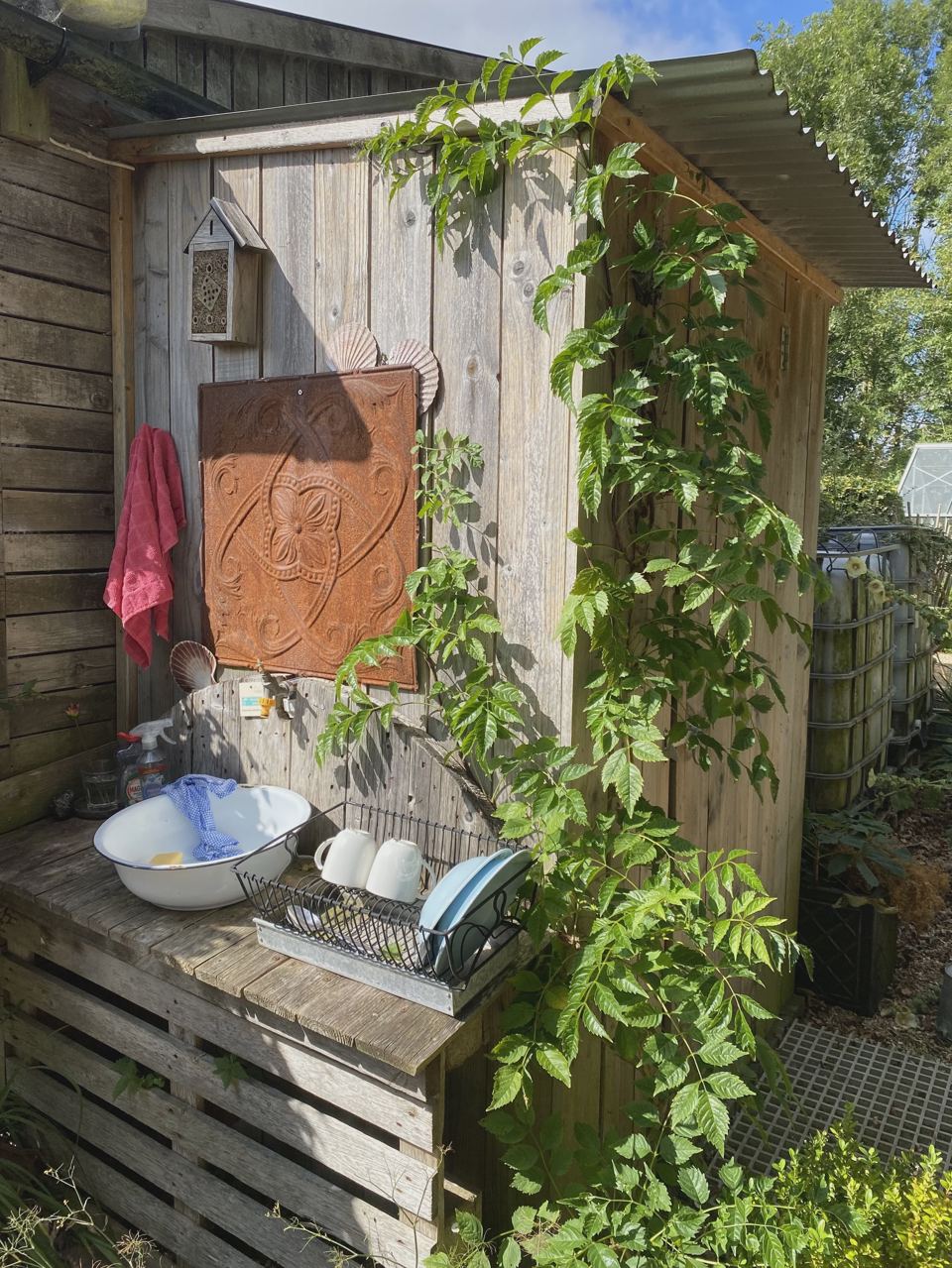 Outdoor washing-up area