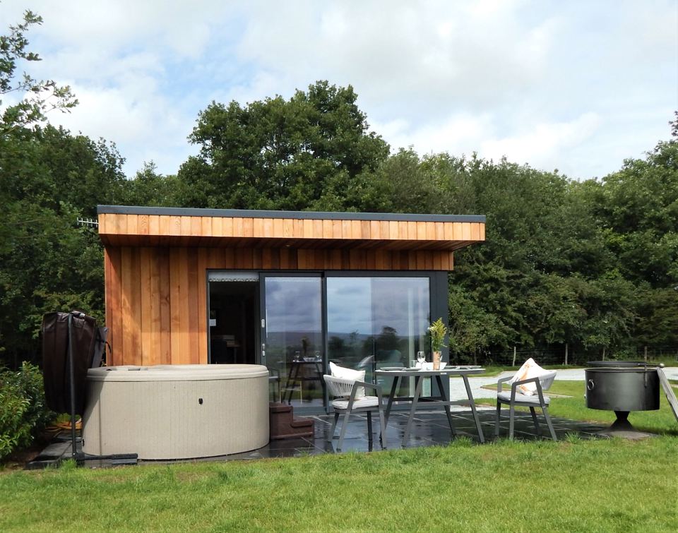 Lodge with terrace and hot tub