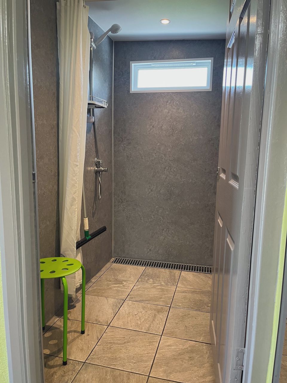 Shower cubicle with stool