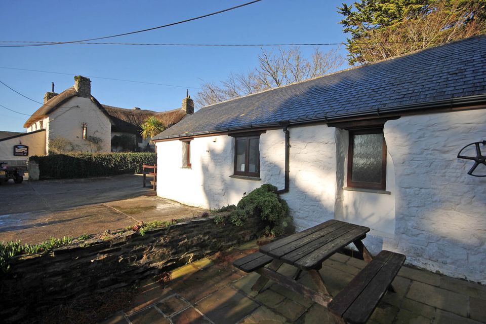 Cottage with picnic table in the yard