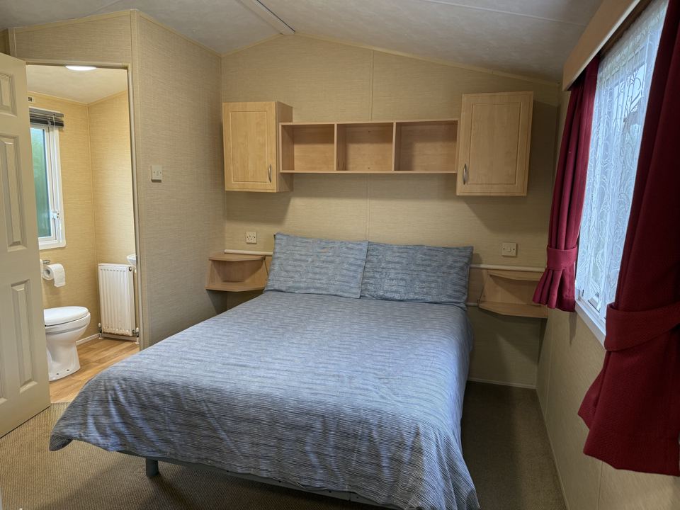 Double bedroom with en suite