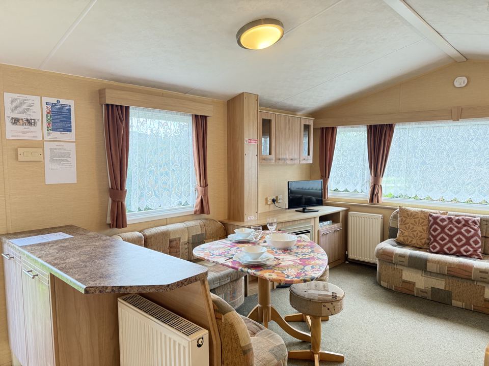 Lounge with breakfast bar