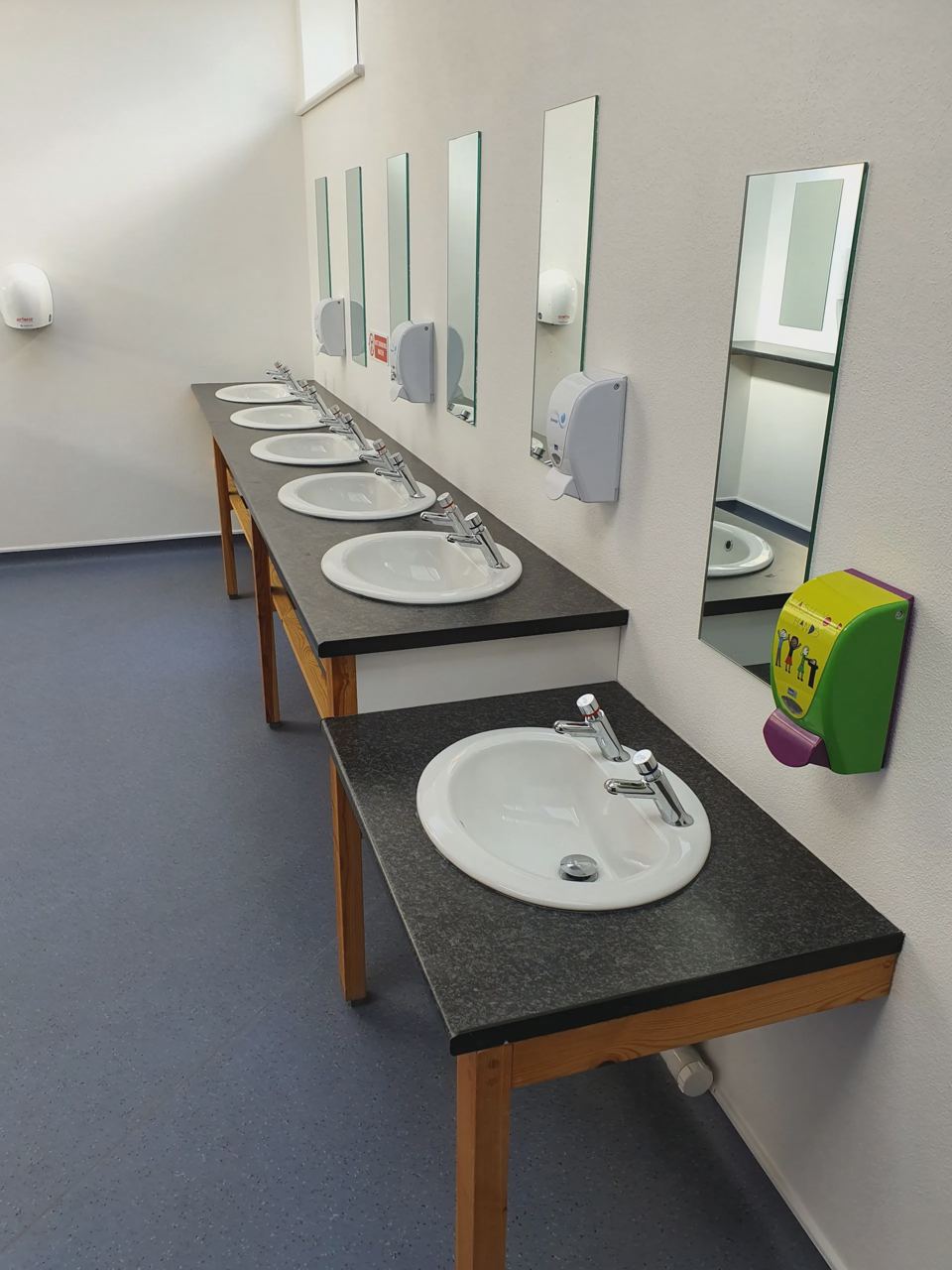 Washroom with basins and mirrors