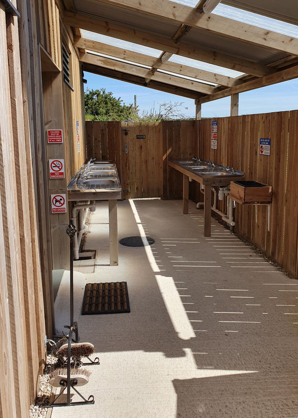 Outdoor washing-up area under the roof