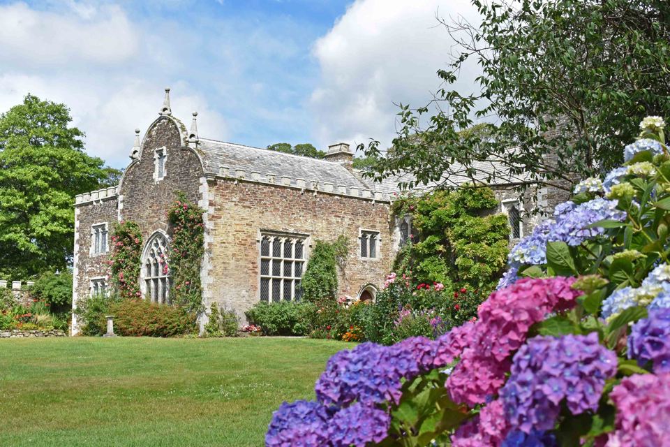 Hall with hydrangeas in front
