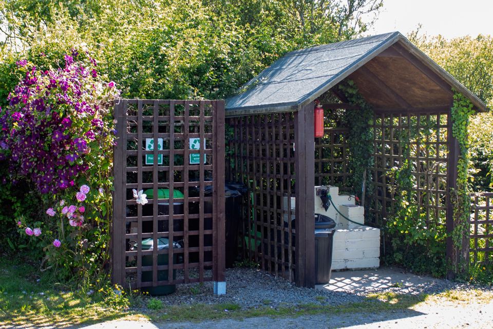 Covered washing-up area