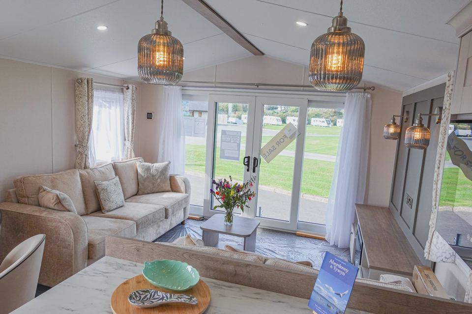 Lounge with doors to the field