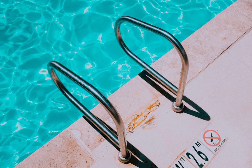 Open-air pool edge
