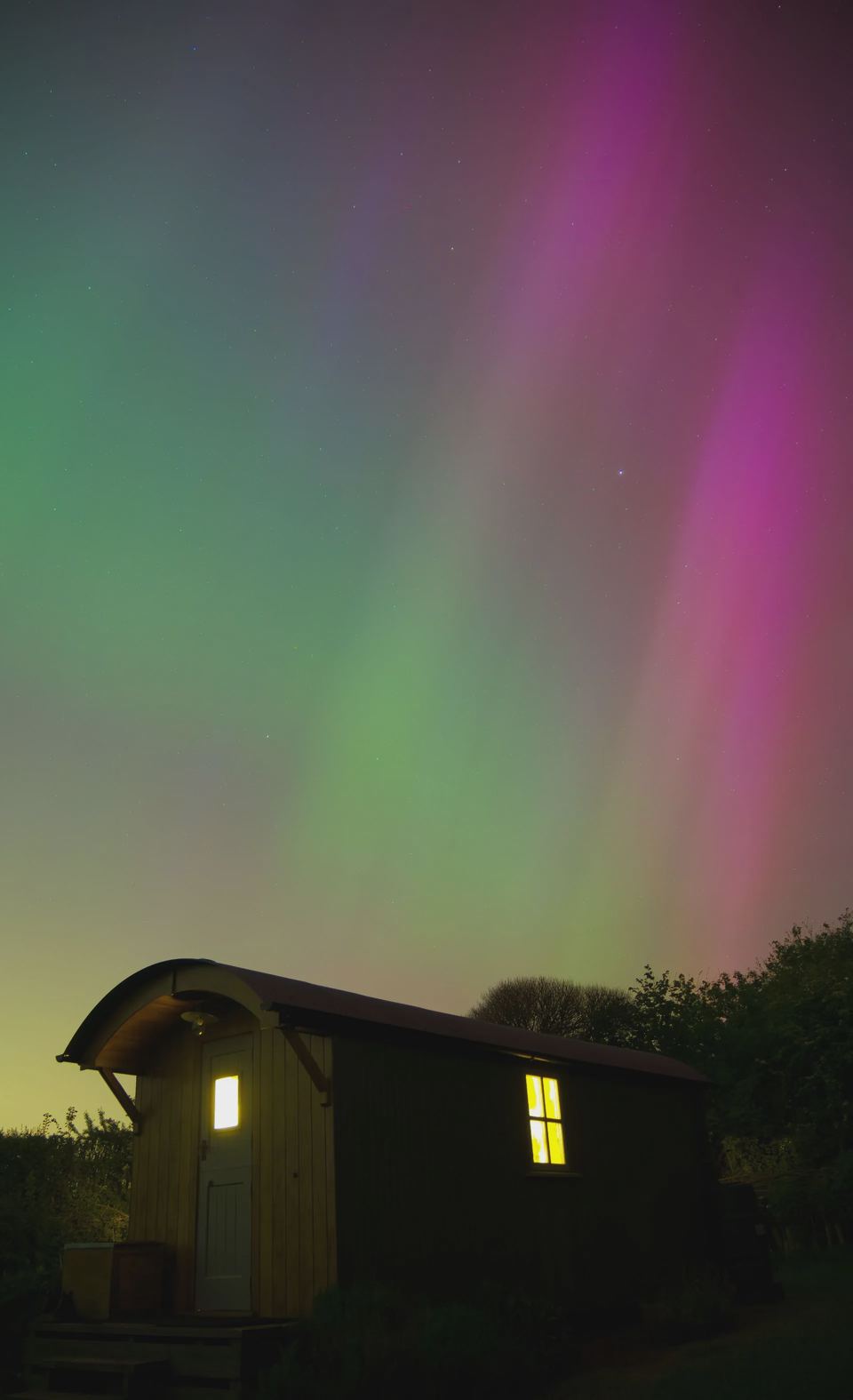 Shepherd's hut under the aurora