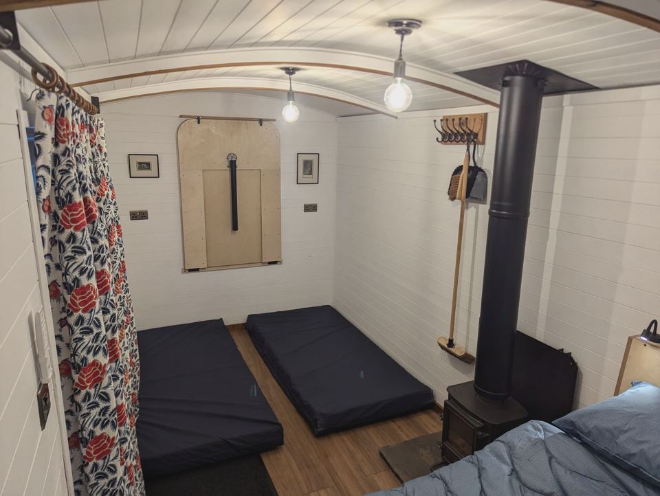 Hut with single mattresses down