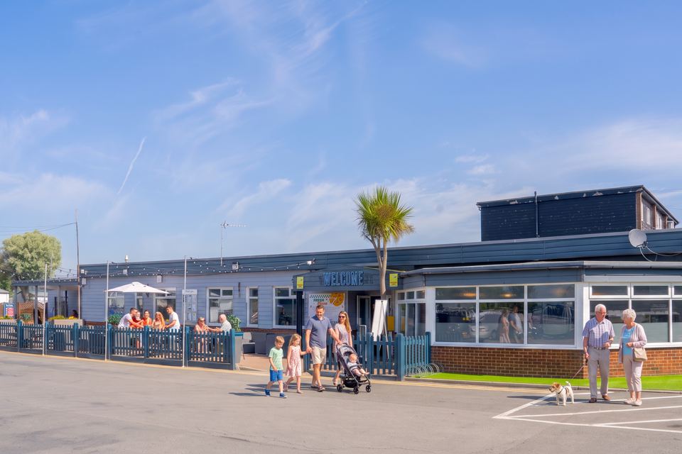 Bar and restaurant building