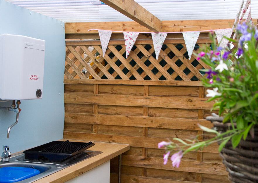 Covered washing-up area