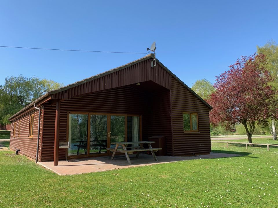 Lodge with terrace and picnic bench