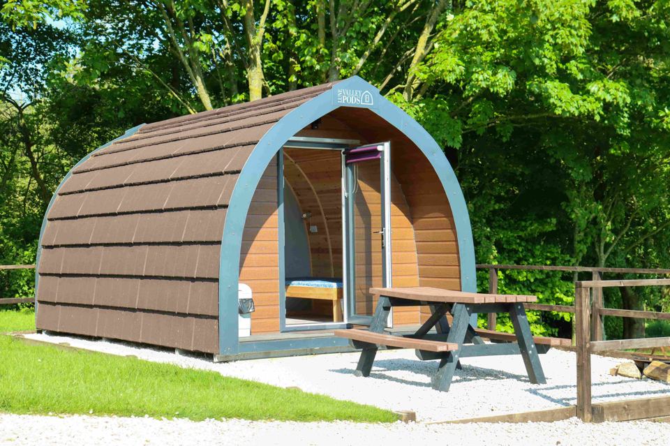 Glamping pod with picnic bench